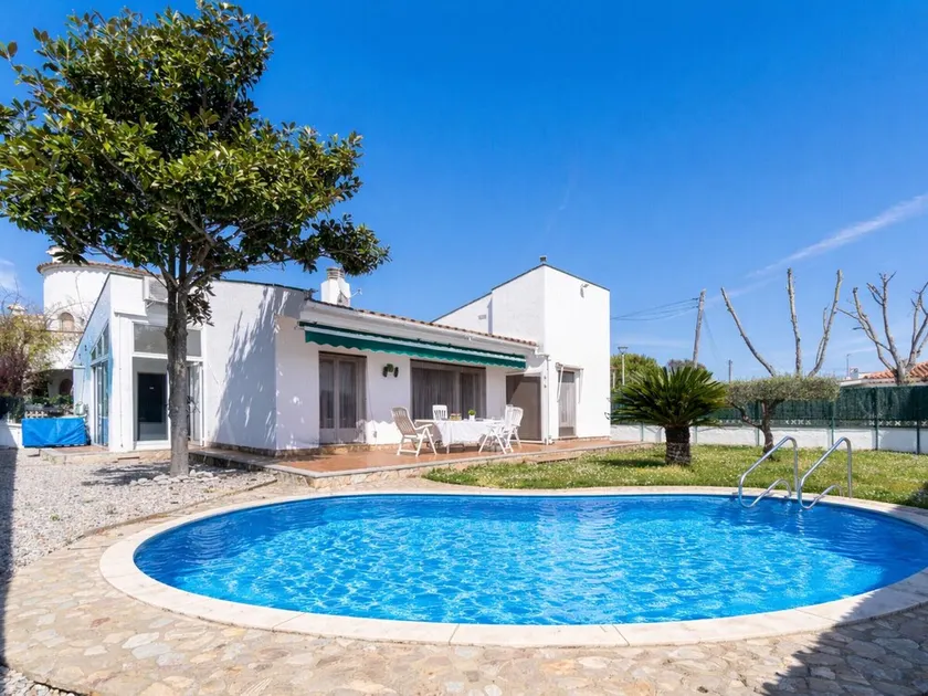 Ferienhaus mit Pool, Garten & WLAN, für 5 Pers., ruhig gelegen in Sant Pere Pescador. - Image 1