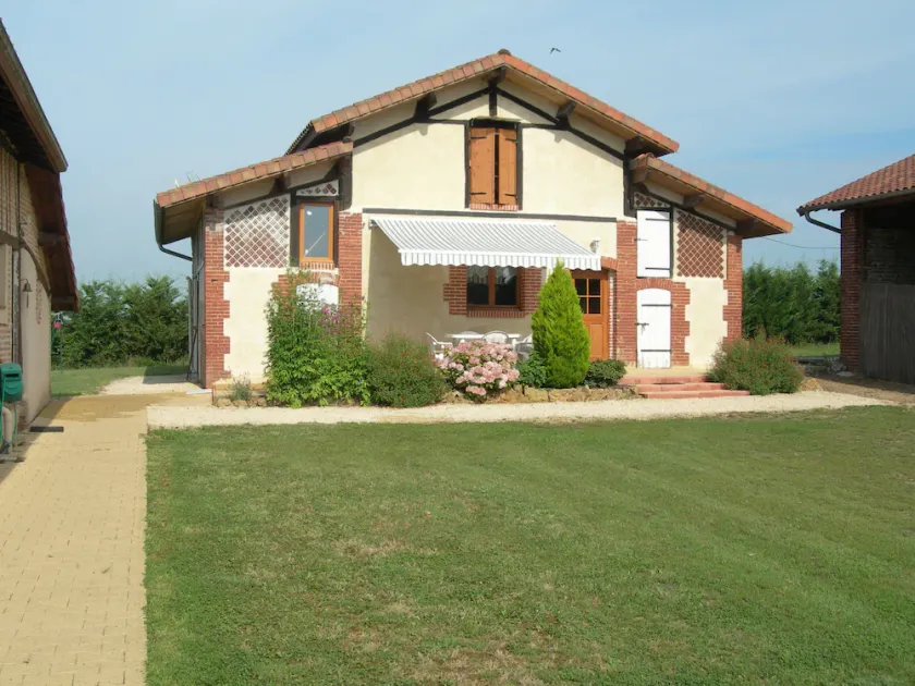 At the heart of an equine farm. Reside in a cottage of 70 m. with a pool. - Image 1