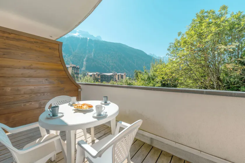 Le Cristal MB13 Mountain View, Pool, Parking & Free WiFi - Happy Rentals - Image 1
