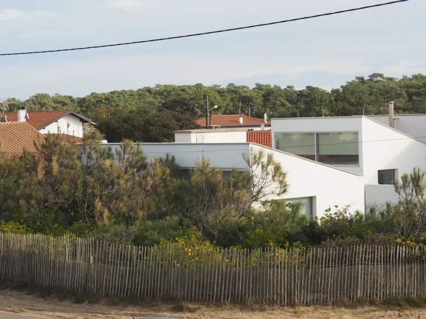 Hus mellem klit og strand. - Image 1