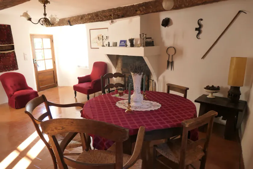 Maison ancienne de caractère avec terrasse dans hameau typiquement provençal - Image 1