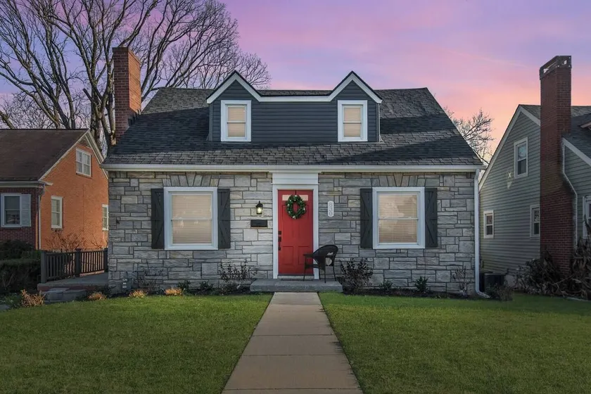 This house is a 4 bedroom(s), 3 bathrooms, located in Lexington, KY. - Image 1