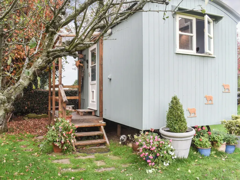 Farmhouse Garden Shepherds Hut - Image 1
