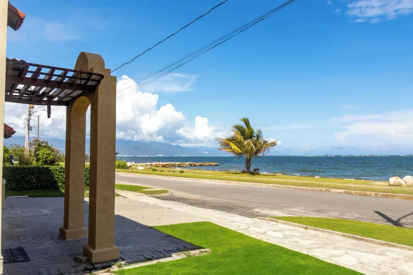 Gated Beachfront House - 10 Minutes from Kingston - Image 1
