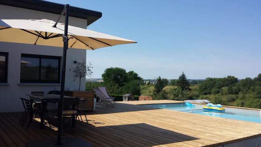 family home with pool - Image 1
