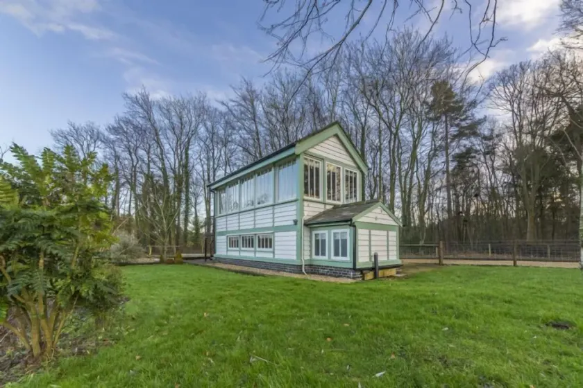 Magnifiquement restauré et converti la boîte de signal de Norfolk, maintenant un trou de boulon romantique et rural pour deux - Image 1