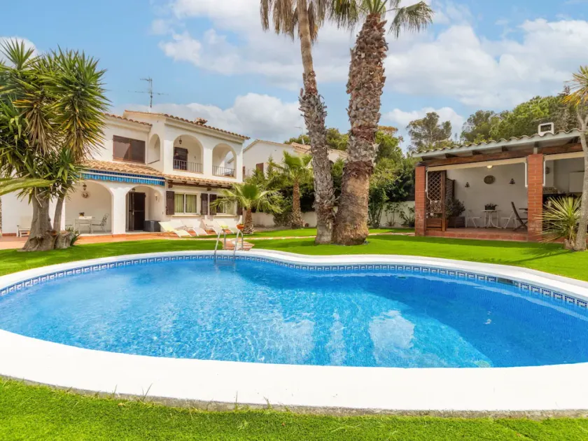 Preciosa casa de vacaciones privada para 6 personas con piscina privada, WIFI, TV y terraza - Image 1
