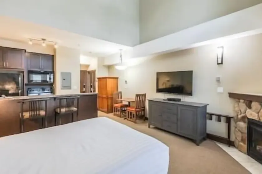 Penthouse Studio / New Queen Bed / Balcony - Image 1