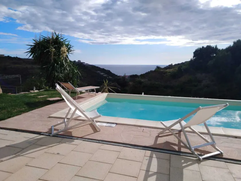 Sommerhus med 3 lejligheder med privat have med havudsigt og swimmingpool! - Image 1