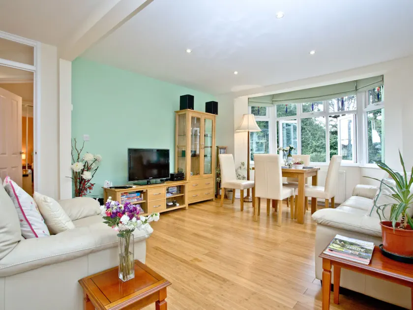 2 bedroom accommodation in Paignton - Image 1