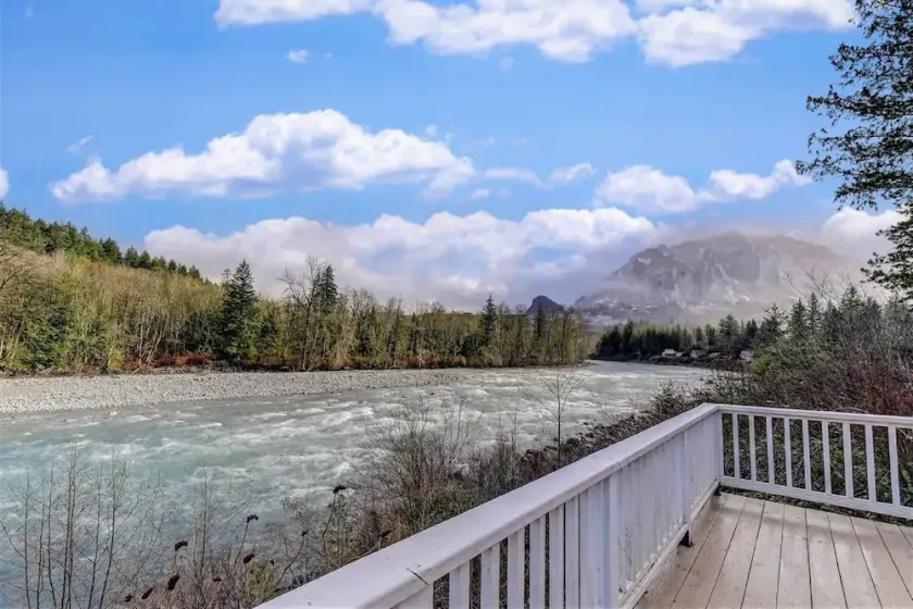 Jaybird Retreat: 2 cozy cottages, riverfront & mountain views from hot tub - Image 1
