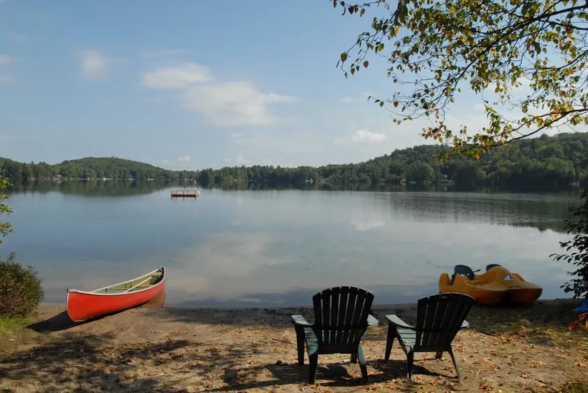Muskoka Cottage with a Sandy Beach - Image 1