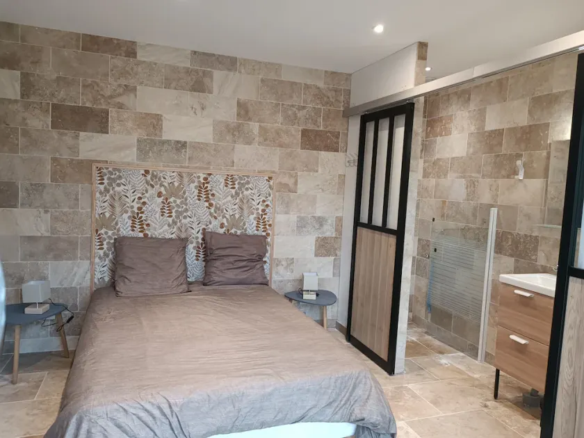 2-person bedroom with shower room and toilet - Image 1
