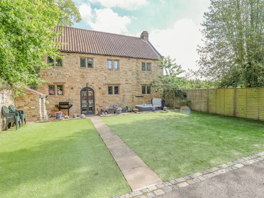 THE GATEHOUSE, pet friendly, character holiday cottage in Mansfield - Image 1
