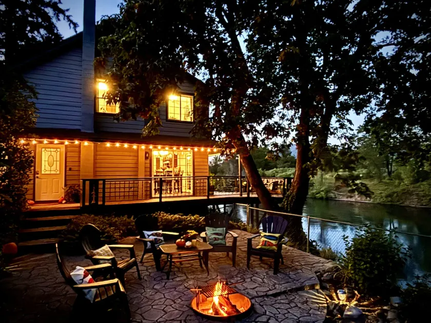Riverfront on the Rogue! Ideal Southern Oregon location - Image 1