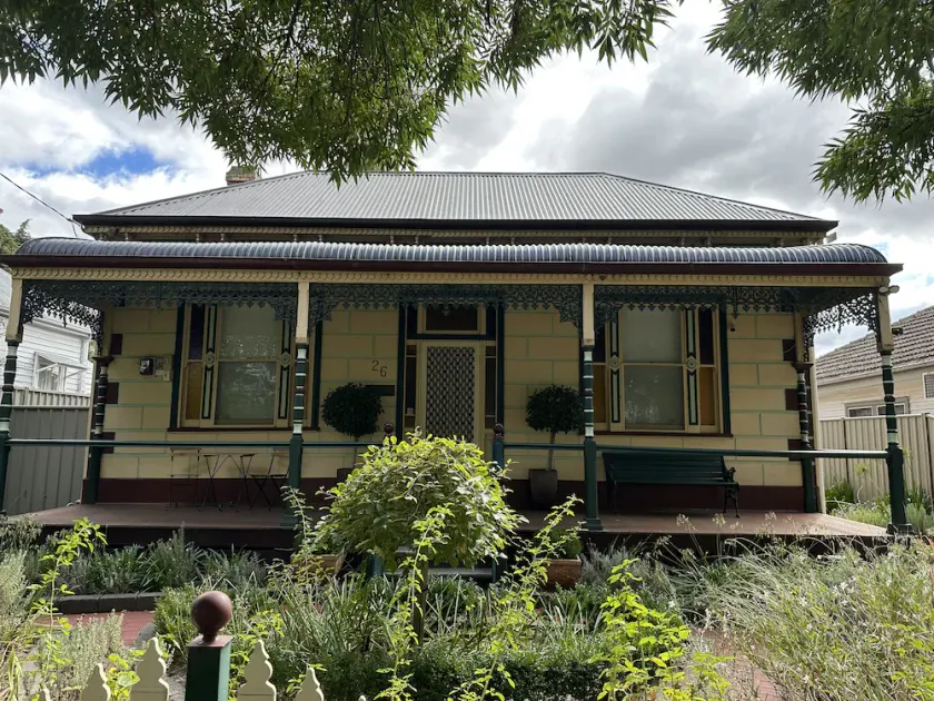 *** YAPERA On LUCAN ** Cottage 1890 Central Bendigo - Image 1
