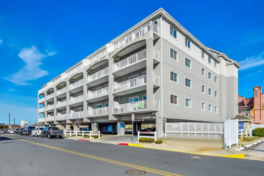 Ce luxueux condo haut de gamme de 4 chambres avec connexion Wi-Fi gratuite et piscine extérieure est situé dans le centre-ville, sur l'eau de la baie et à quelques pâtés de maisons de la plage! - Image 1