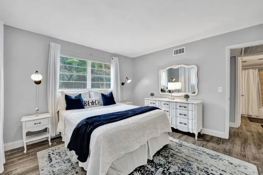 ⭐Only 5 Minutes To Beach ⭐ Downtown, Fast Wi-fi, Free Parking, Outdoor Grill - Image 1