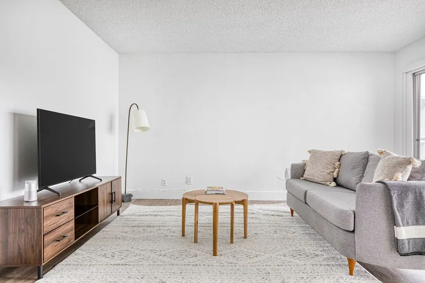 Modern Redondo Beach 1BR w/ Pool, Gym & W/D, walk to Beach, by Blueground - Image 1