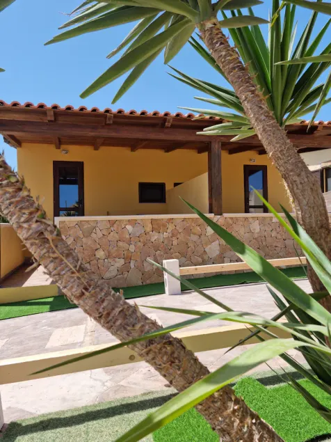 Beachfront apartment with a barbecue and patio furniture - Image 1