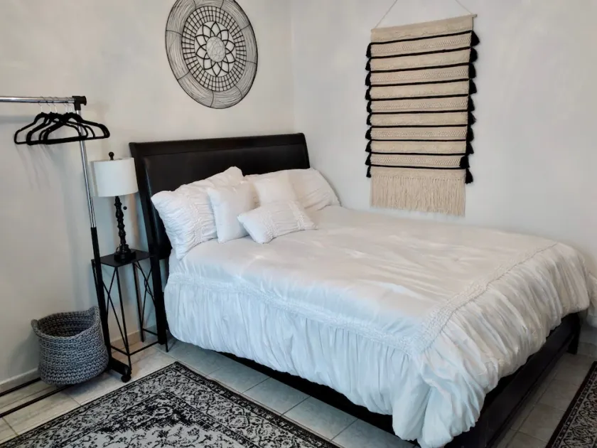 The Charming Unit (5 minutes from Airport) - Image 1