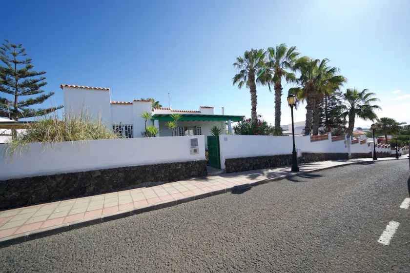 Zentral gelegener Bungalow mit 2 Schlafzimmern, Garten und Privatparkplatz - Image 1