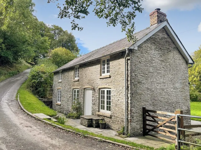 2 bedroom accommodation in Rhulen, near Builth Wells - Image 1