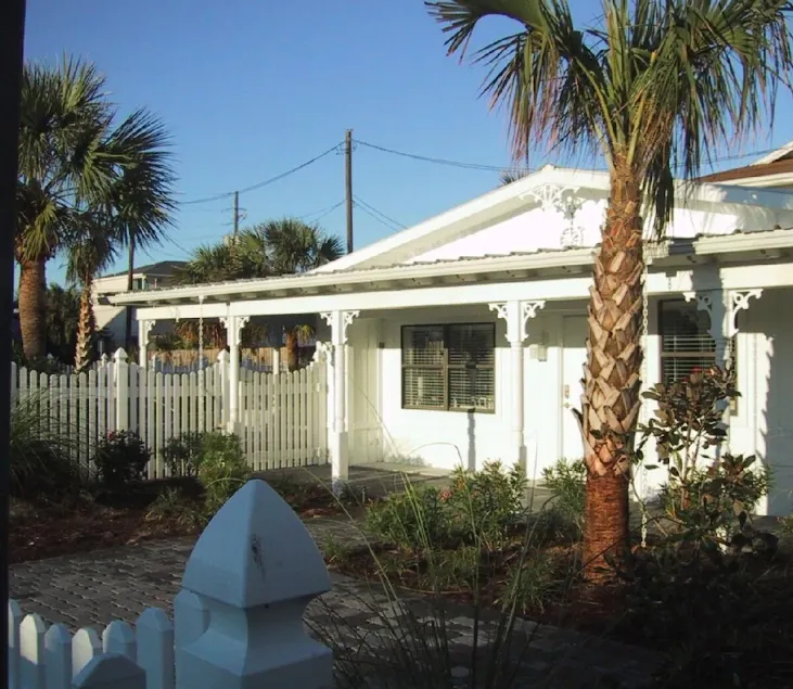 Lovely Beach Cottage w / privat Fountain Pool - Image 1