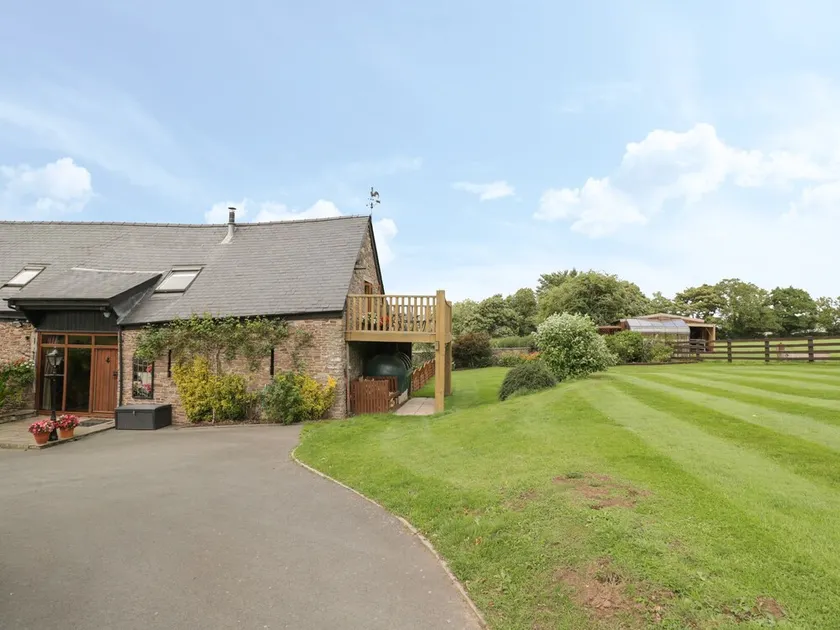 PENTRE BARN, family friendly, luxury holiday cottage in Mardy - Image 1