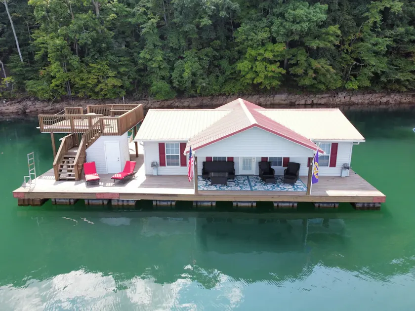 Three Bedroom FLOATING Home @Froggies/ Whitman Hollow Marina.   - Image 1