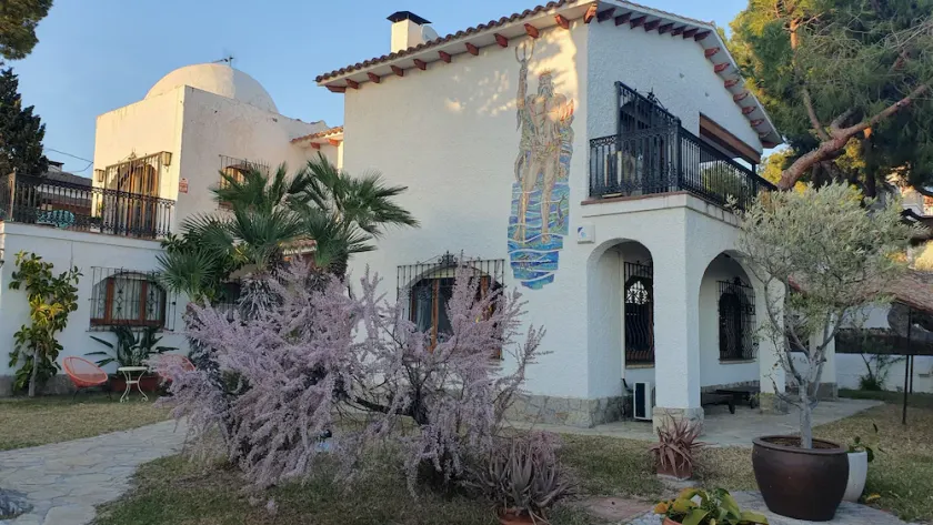 FABULEUSE VILLA À DEUX ÉTAGES AVEC JACUZZI DANS UN JARDIN PRIVÉ ET SUR LA LIGNE DE MER - Image 1