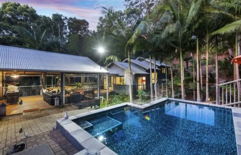 2 x queen bedrooms, 2 x ensuite's, 1 guest lounge, outdoor bbq kitchen and pool. - Image 1