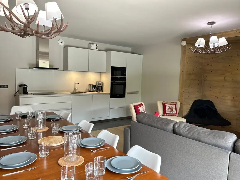 Luxury Ski-in/Ski-out Apartment, Central Les Gets, Sleeps 10 - Image 1