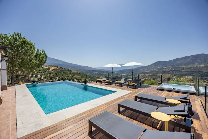 Traditionel landlig villa med fantastisk udsigt og stor, privat pool - Image 1