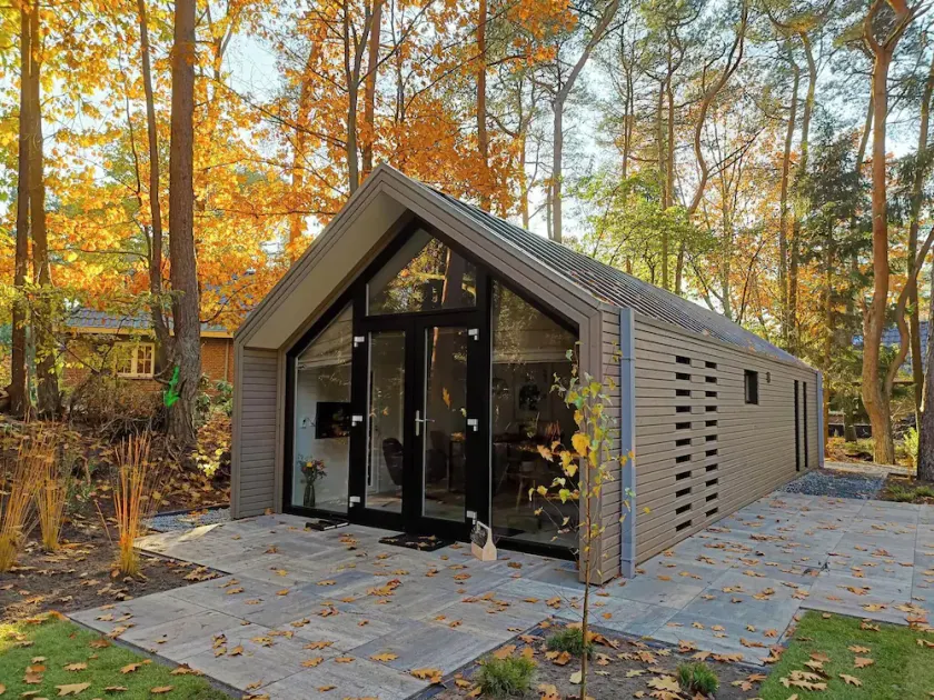 Chalet avec terrasse, piscine chauffée et jardin - Image 1