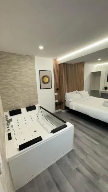 JACUZZI ROOMS PUENTE DE VALLECAS habitaciones con y sin jacuzzi - Image 1