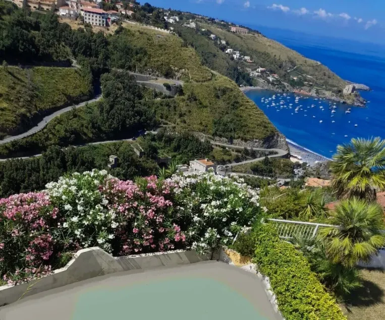 Vacation home with panoramic views by the sea - Image 1