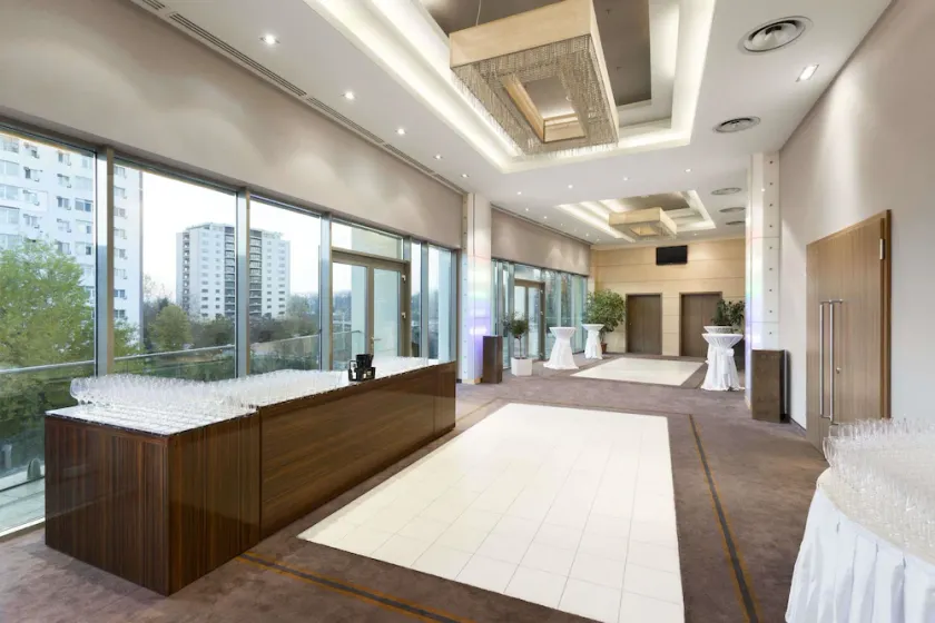 Hotel Ramada Pitesti - Image 1
