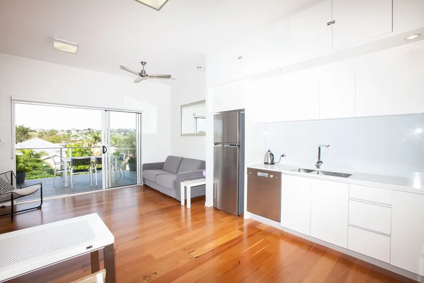 Modern One Bedroom on Top Floor, Parking and Wifi-Walk to Ferry, Shops and Cafes - Image 1
