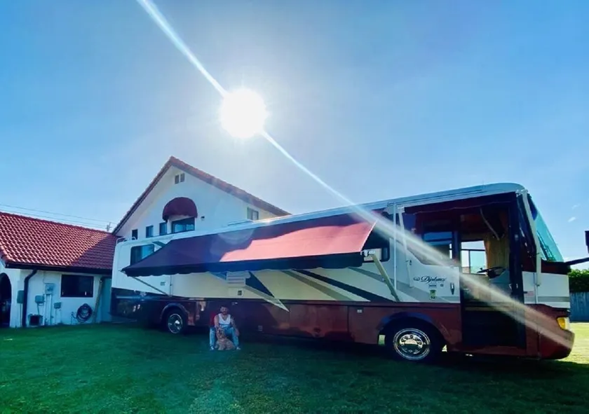 COZY MOTOR HOME... - Image 1
