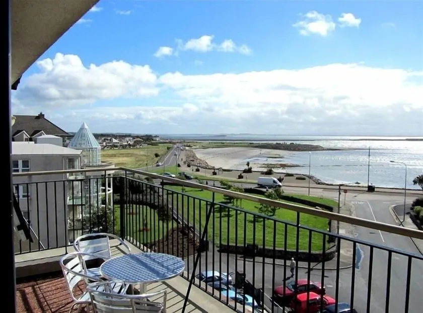 4-Star Holiday Home Seaside Location on Galway Bay Near City - Image 1