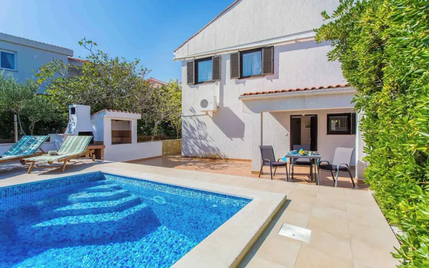 Holiday apartment with shared pool and barbecue - Image 1