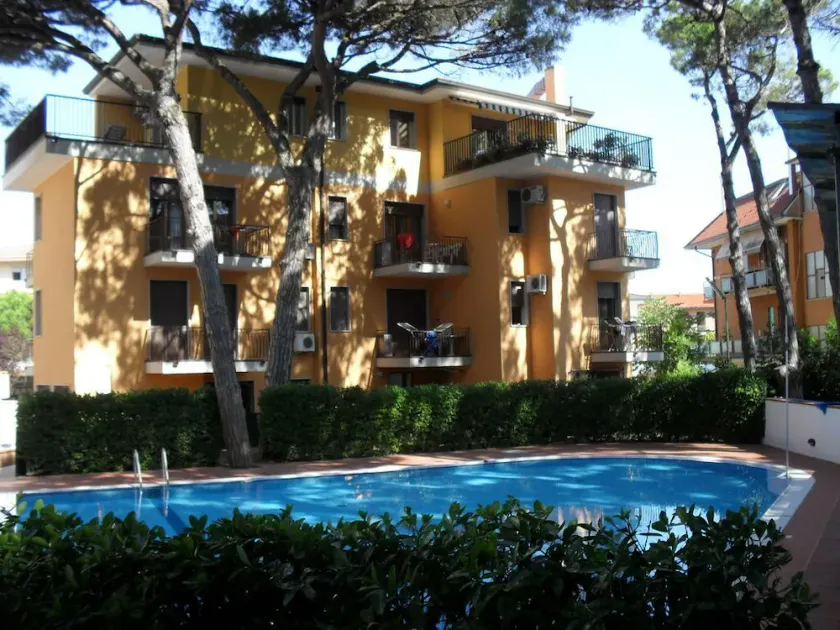 Apartamento Elite de tres habitaciones con piscina, tumbonas y parque infantil. - Image 1