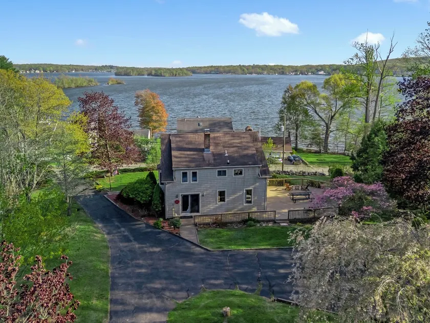 Grammys Lake House - Image 1