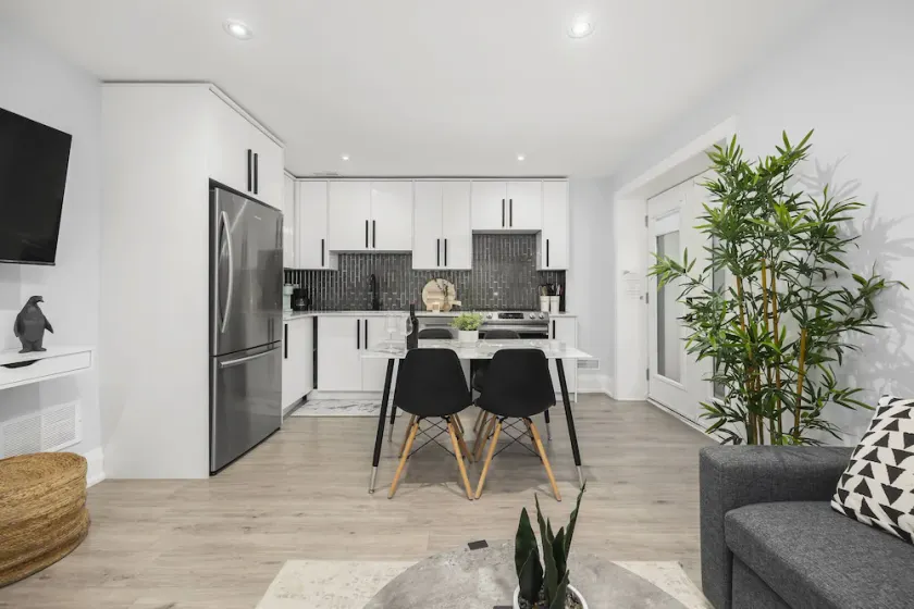 ☆ Luxury Unit - HEATED FLOORS, WORKSPACE, CENTRAL LOCATION & FREE PARKING ☆ - Image 1