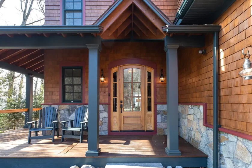  SPECTACULAR WATERFRONT HOUSE ON LAKE GEORGE - Image 1