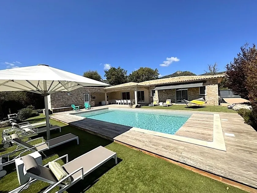 New villa - 4 bedrooms, 3 bathrooms, sleeps 8/10, pool house - Image 1