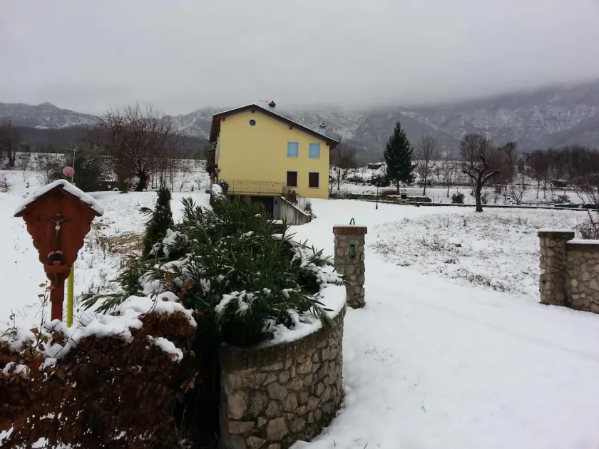 Ferienhaus mit Garten und Bergblick - Image 1