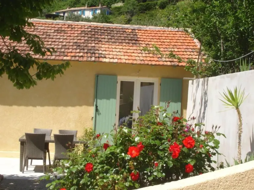 SMALL HOUSE BETWEEN SEA AND MOUNTAIN - Image 1