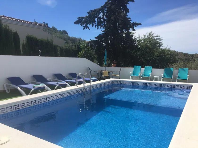 Landejendom med egen privat pool, sover op til 8 personer. - Image 1